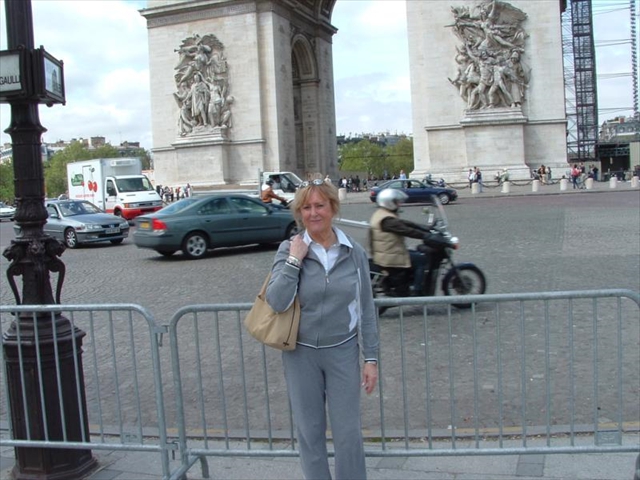 Peggy and Arc de Triomphe April 2005